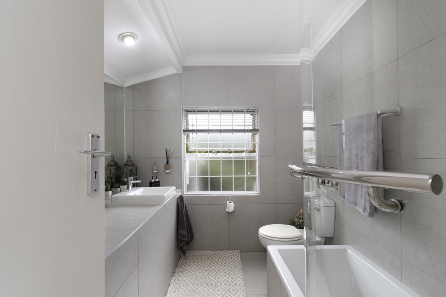 To Let 4 Bedroom Property for Rent in Heldervue Western Cape